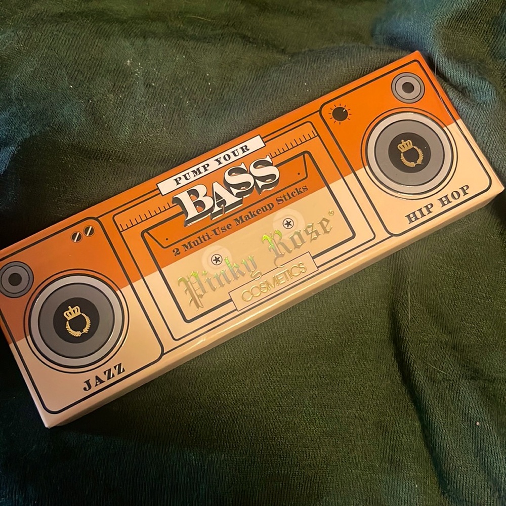 **PUMP YOUR BASS 2 multi-use makeup sticks**